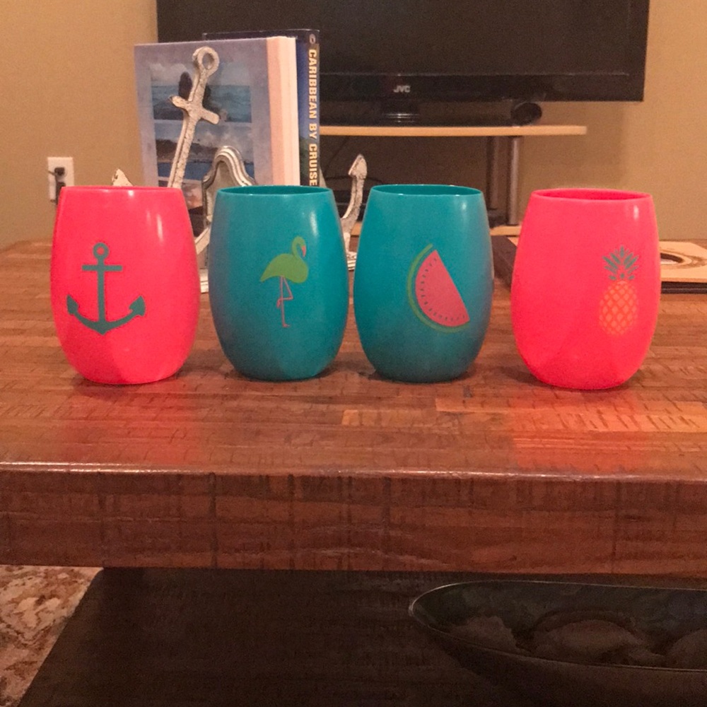 4 Plastic Wine Glasses
